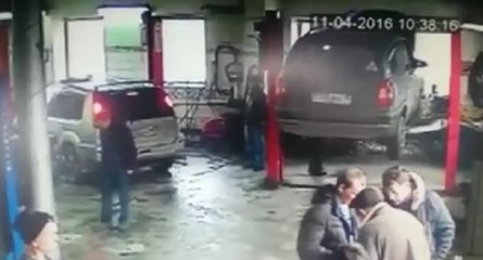 Régis fait une marche arrière dans un garage