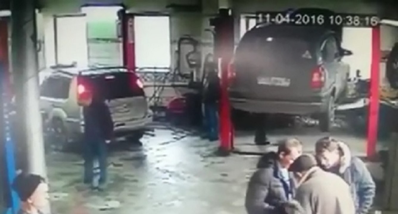 Régis fait une marche arrière dans un garage