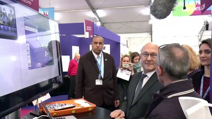 Le geste déplacé de Michel Sapin envers une journaliste