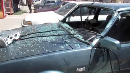 Baz İstasyonundan Kopan Parça Aracın Üstüne Düştü