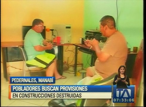 Pobladores de Pedernales buscan provisiones en construcciones destruidas
