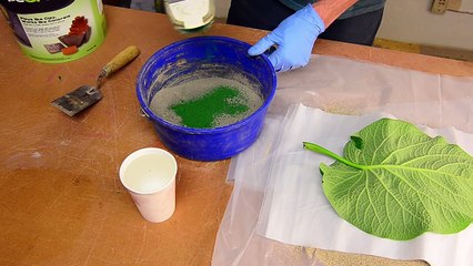 Il utilise une feuille et du sable pour obtenir une véritable oeuvre d'art, regardez