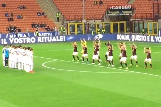 Le haka gênant des (faux) joueurs de l’AC Milan