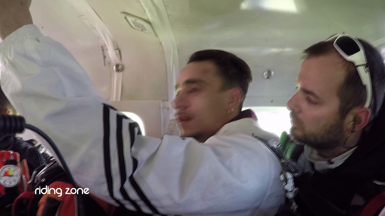 EXCLU - AVANT-PREMIERE: Mister V saute en parachute pour l'émission de France O "Riding Zone"