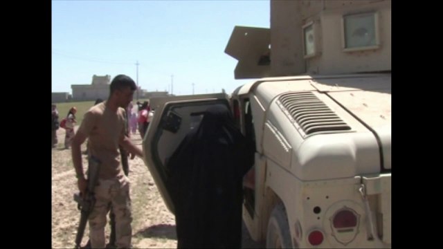 Cientos de iraquíes escapan de ciudades controladas por EI