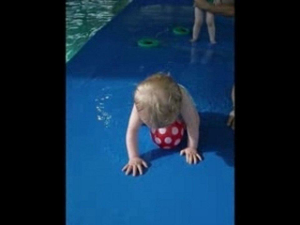 Lili a la piscine