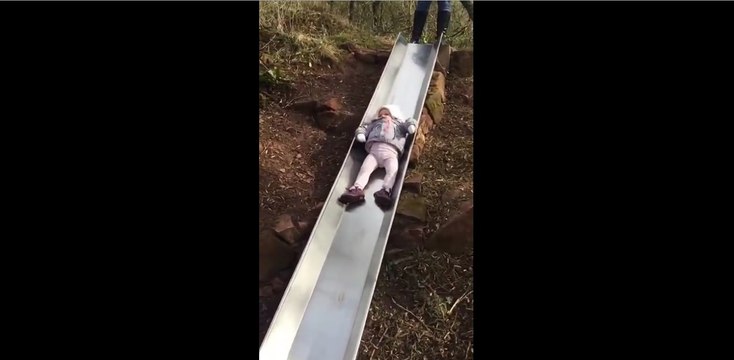 Un enfant fait la descente la plus lente du monde dans un toboggan