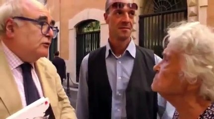 Nonnina Insulta Umberto Bossi a Roma e Lo Distrugge!
