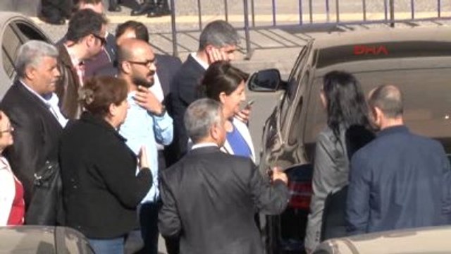 Akademisyenlere Tahliye Kararı Sonrası Adliye Önünde Açıklama