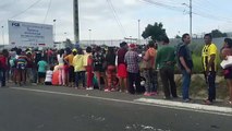 Kilométrica cola de damnificados en busca de ayuda en Manta , Ecuador