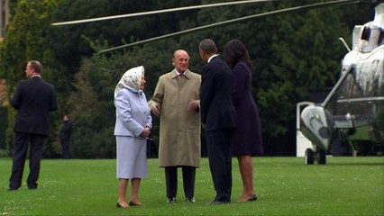President Obama lands private helicopter in Queen's garden