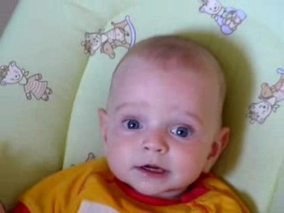 Axel 6 mois j'fais du bruit