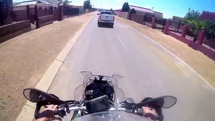 Ce motard de la police prend une voiture en chasse et vide son chargeur dessus
