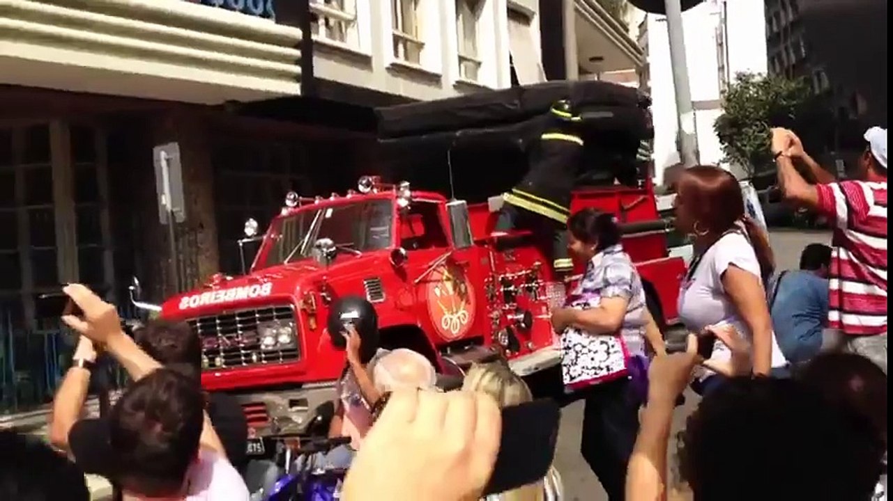 Un amant pris en flagrant délit se sauve par la fenêtre