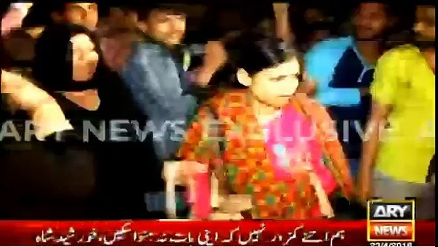 People Throwing Eggs on Mustafa Kamal Party Members While Visiting Karachi