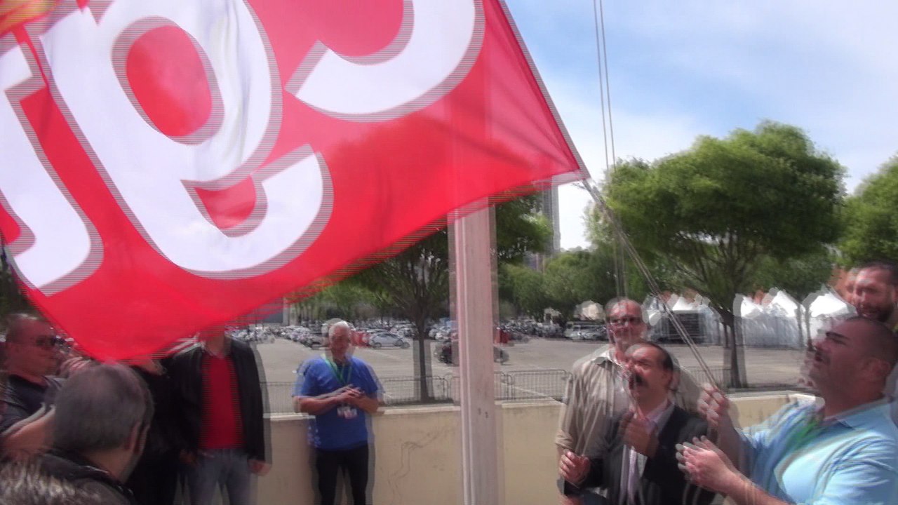 Remise du drapeau CGT du 51ème congrès de Marseille