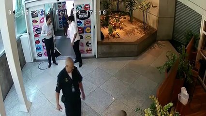 Cámara captó momento en el que pareja abandonó a su hijo