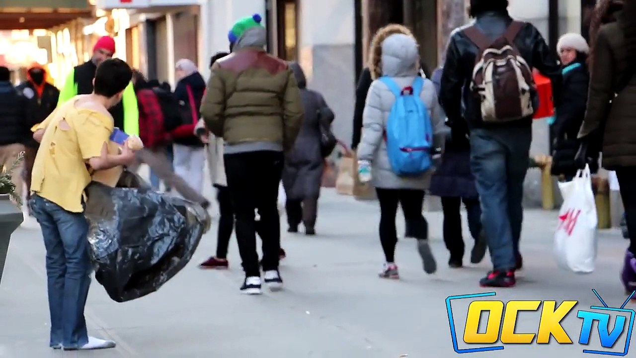 Полураздетый мальчик замерзал на улице при –15 °C. Просто чудо, КТО ему пришел на помощь!