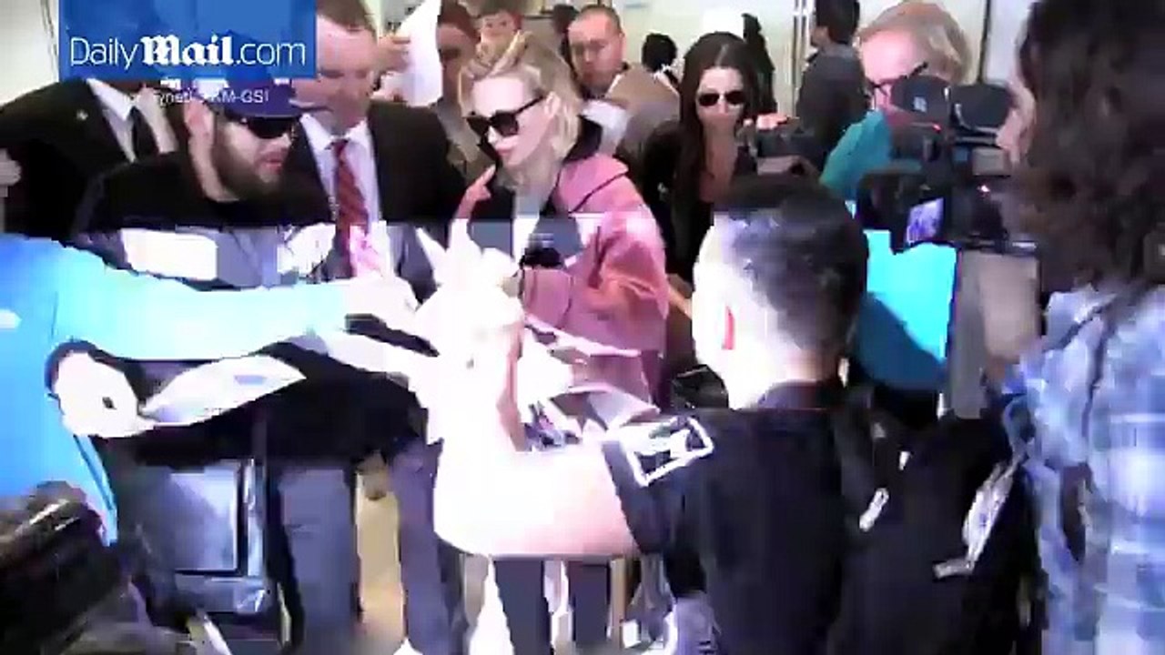 January Jones maneuvers through a crowd of fans back in March _ Daily Mail Online