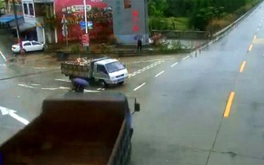 Hızını Alamayınca Kamyonete Çarptı