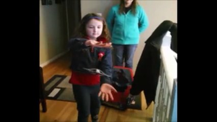 Un gamin épaté par le tour de magie de sa grande soeur