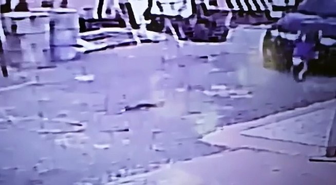 Cet enfant se fait rouler dessus par sa mère et se relève comme si de rien n'était!