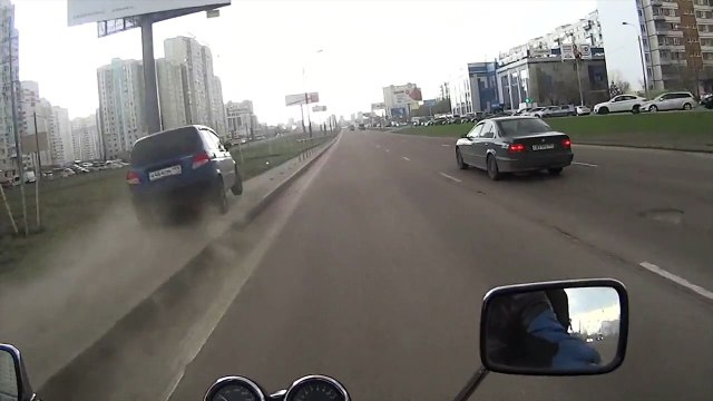 Grosse frayeur pour ce motard qui frole la mort en pleine route