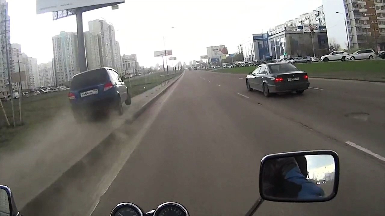 Grosse frayeur pour ce motard qui frole la mort en pleine route