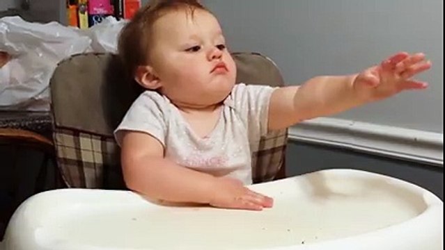 Ce papa a trouvé une façon marrante de faire manger des fruits à sa fille