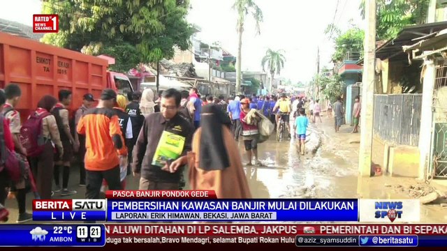 Perumahan Pondok Gede Permai Dibersihkan dari Lumpur
