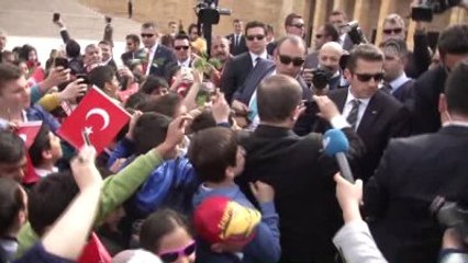 Başbakan Davutoğlu'na Çocuklardan Yoğun İlgi