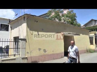 Report TV - Tiranë, 60-vjeçari u vë flakën  rrobave në shenjë proteste