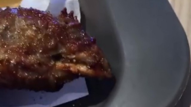 Une tête de poulet frit dans un paquet de Chicken Wings de chez Quick à Montpellier