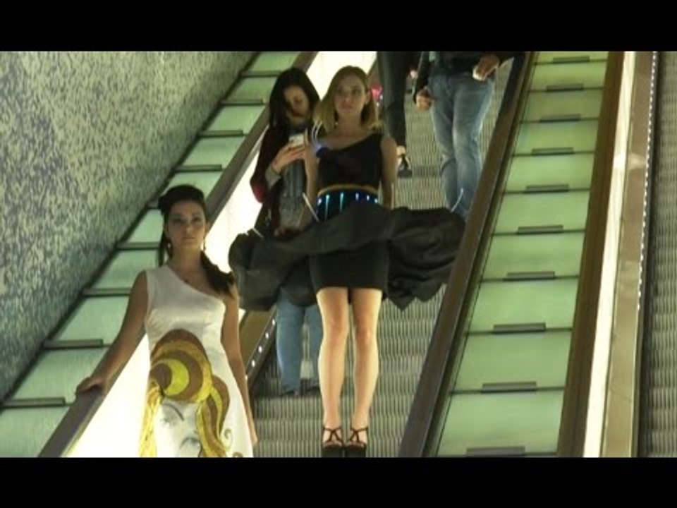 Napoli - Sfilata di moda alla stazione metro Toledo (22.04.16)