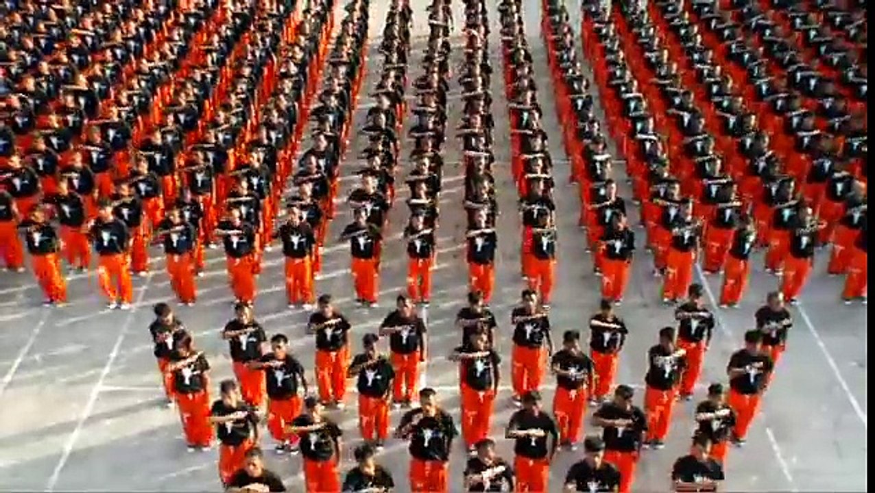 Ces prisonniers s'approchent de la caméra en formant un V, mais regardez bien ce qui se trouve derrière eux!