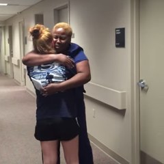 Une paralysée émeut son infirmière en marchant