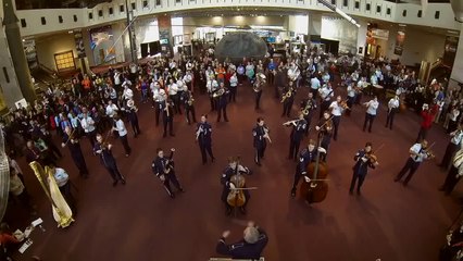L’orchestre de l’Air Force surprend les invités du Smithsonian avec un Flash Mob incroyable