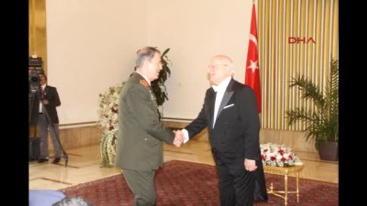 Meclis'teki Çelenk Koyma Töreninde Hdp Yer Almadı