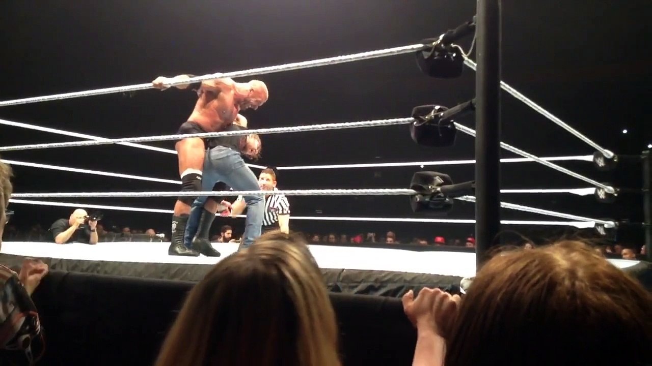 Triple H vs Dean Ambrose WWE Live 21 april 2016 Brussels part 2