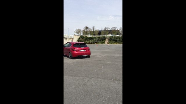 On a testé le drift au salon de l'auto de Reims