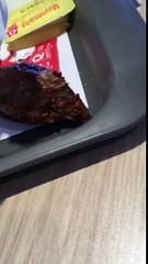 Une tête de poulet dans un paquet de Chicken Wings chez Quick