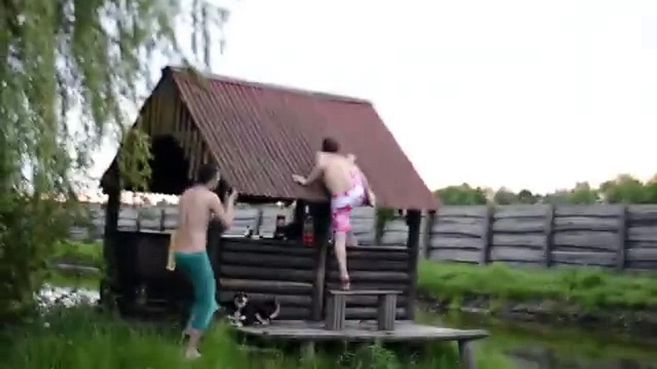 Il aide son copain à monter sur le toit d'une cabane