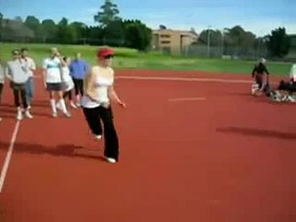 Elle tente de faire un saut mais...