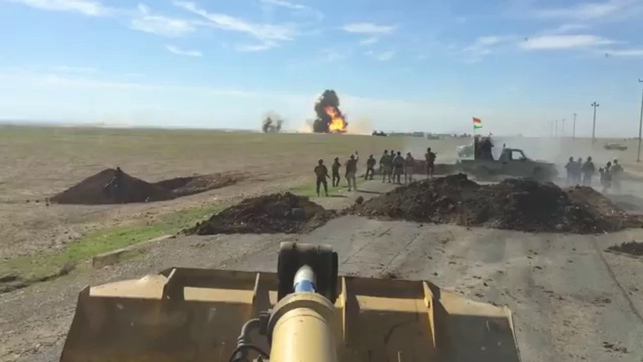 Des Peshmergas font exploser une voiture kamikaze de Daesh qui leur fonce dessus