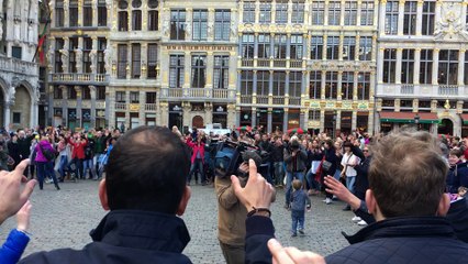 Download Video: Bruxelles danse sur du Bowie et Stromae sur la Grand-Place un mois après les attentats