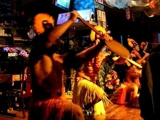 danse tahitienne par les hommes