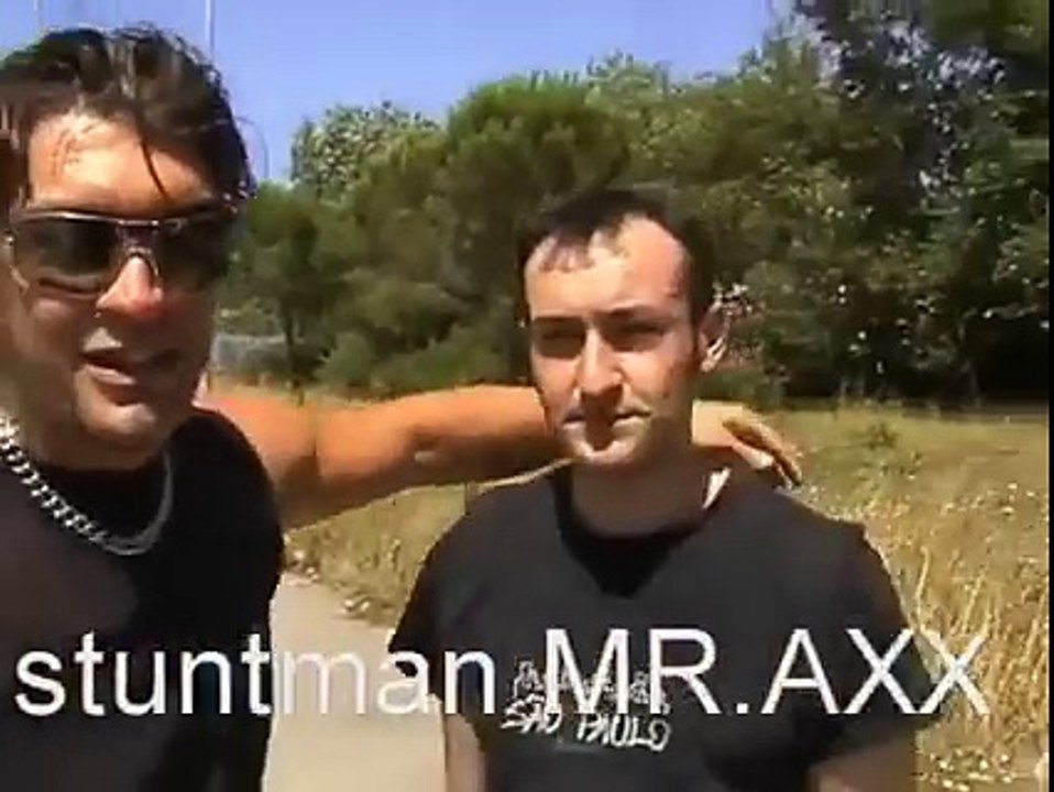 UNO STUNTMAN SI FINGE UN PRINCIPIANTE IN ATTESA DI PATENTE.. Guardate che com...