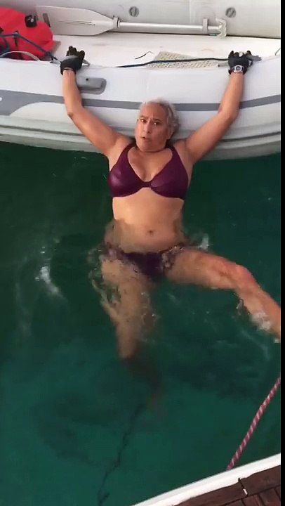 Technique pour monter dans un bateau pneumatique