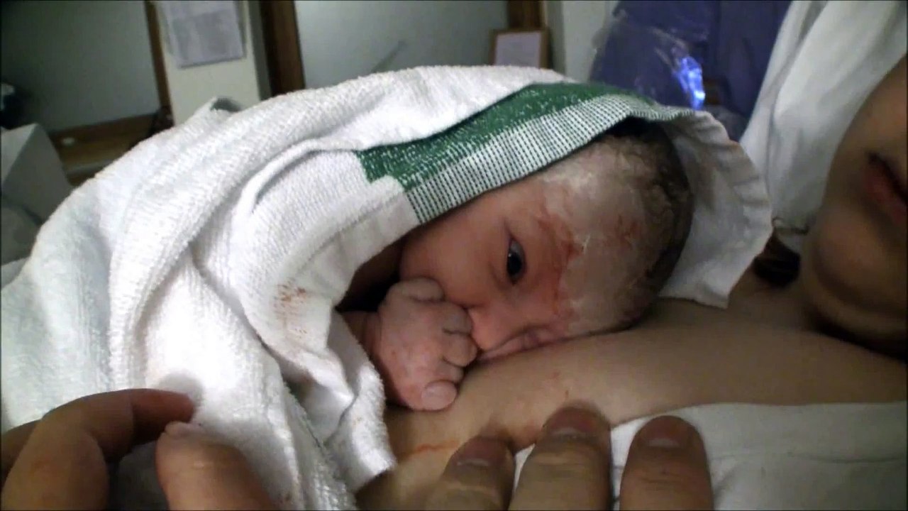 Le papa filme son bébé de 15 minutes, mais gardez les yeux sur ses petites mains!