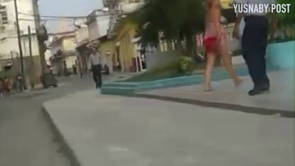 Mujer protesta frente a una Unidad de Policía en La Habana quitándose la ropa